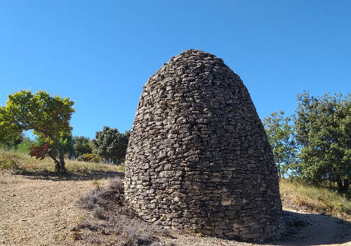 Randonnée en Provence : construction provençal en pierres sèches, une borie